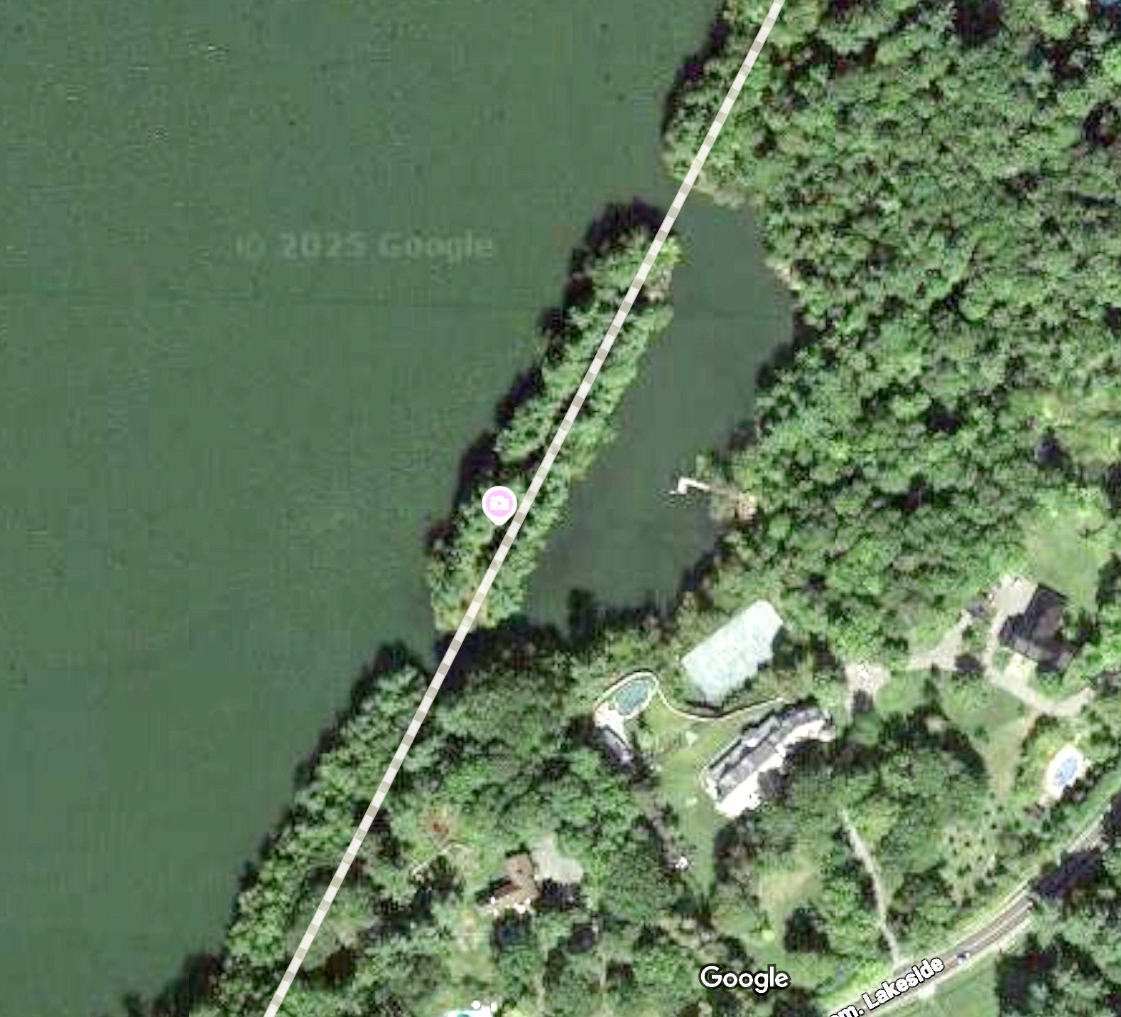 Screenshot It is precisely on this small island, crossed long by a path, that a hundred trees would have been cut. president bombardier ca had trees